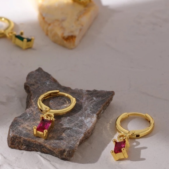 💫18K gold plated huggies earrings - Picture 4 of 5